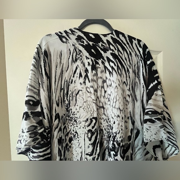 NEW! Vince Camuto Black and White Women's Wrap, Kimona, Ruana Style OSFM - Picture 5 of 16